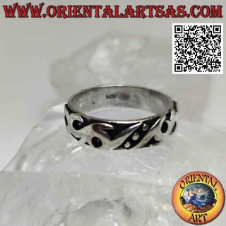 Silberring mit gearbeitetem Band mit Maori-Dekor in Hochrelief