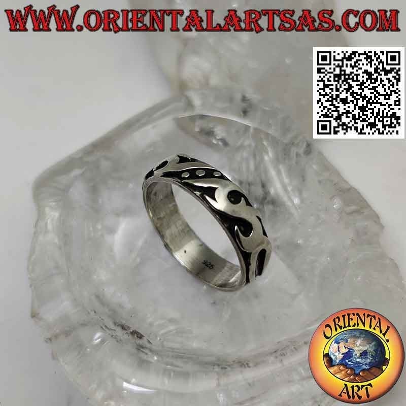Silberring mit gearbeitetem Band mit Maori-Dekor in Hochrelief