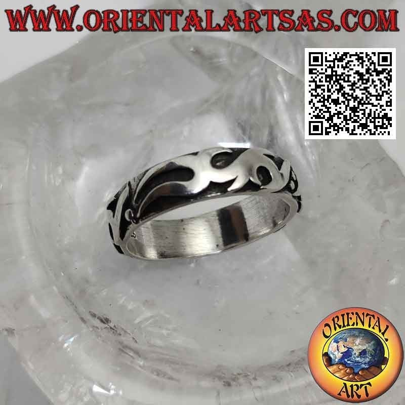 Silberring mit gearbeitetem Band mit Maori-Dekor in Hochrelief
