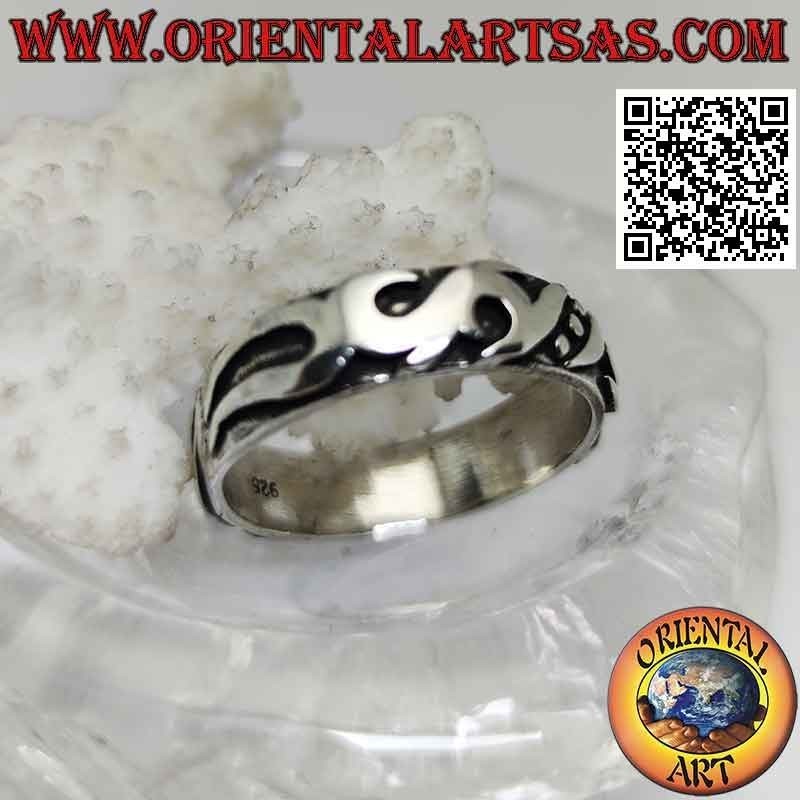 Silberring mit gearbeitetem Band mit Maori-Dekor in Hochrelief