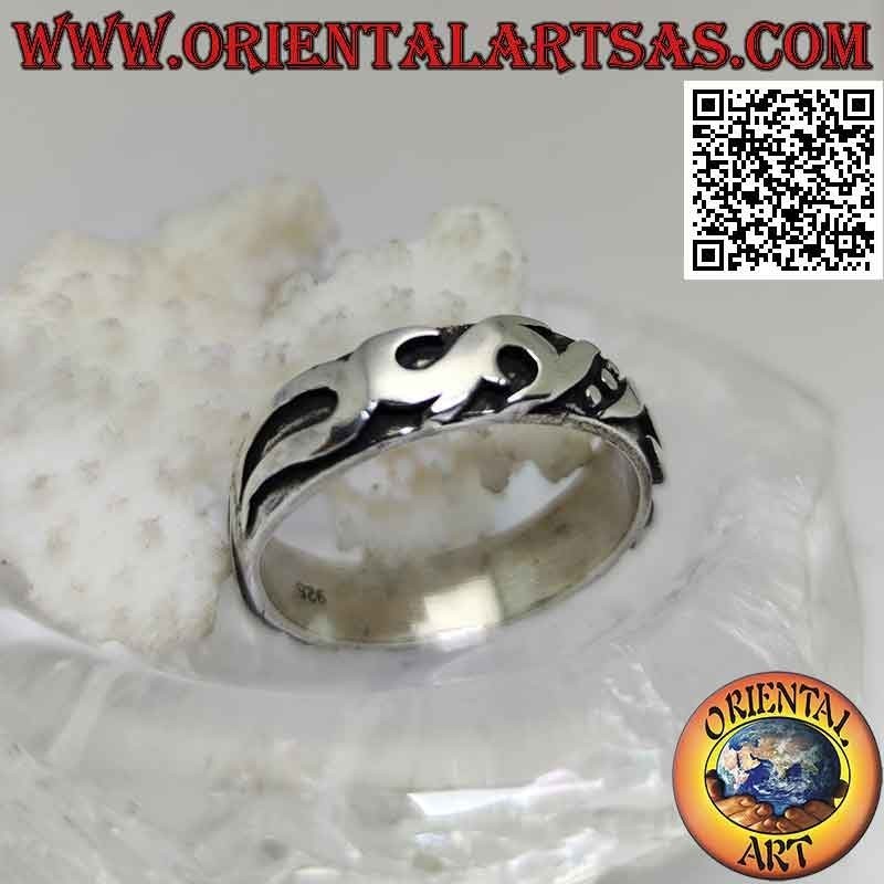 Anillo de plata con banda trabajada con decoración maorí en alto relieve