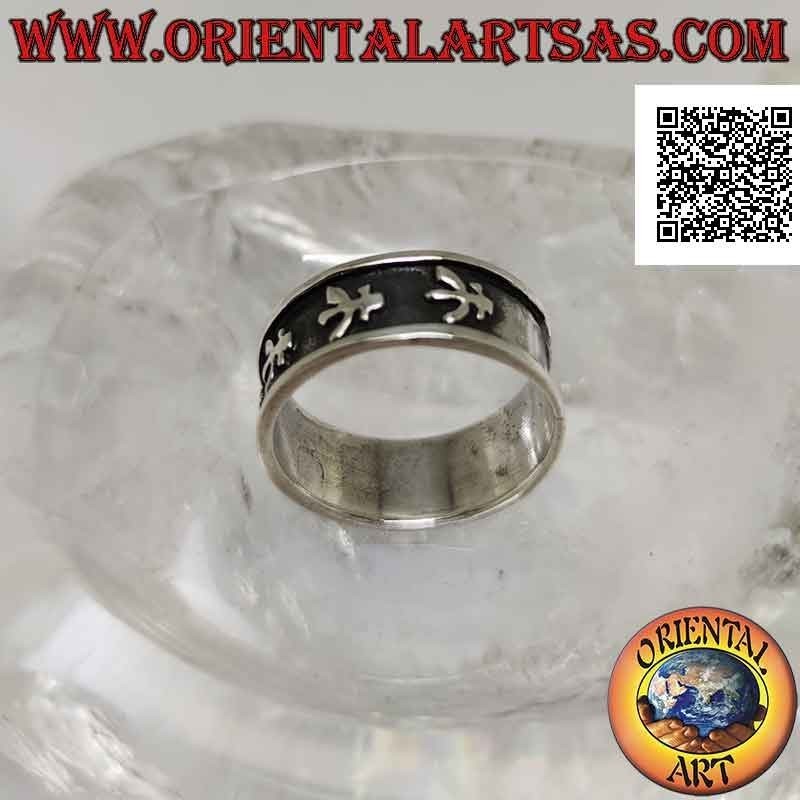 Anello in argento a fascia lavorata con serie di ideogrammi in bassorilievo