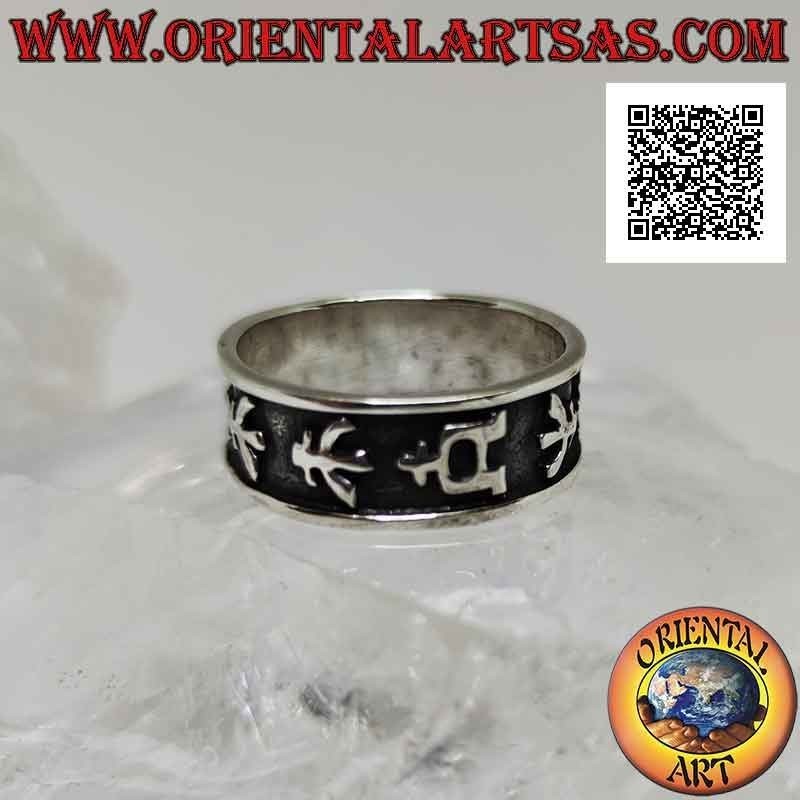 Anillo de plata trabajado con una serie de ideogramas en bajorrelieve.