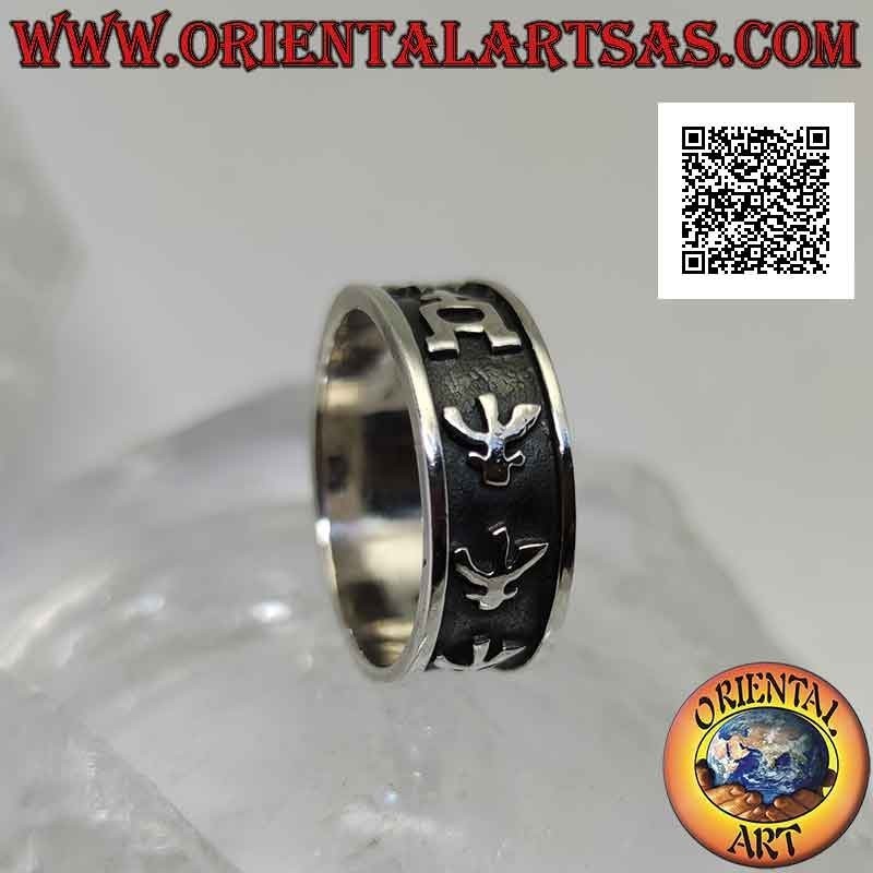 Anillo de plata trabajado con una serie de ideogramas en bajorrelieve.
