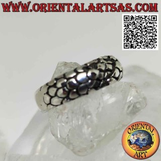 Anello in argento a fascia lavorata, pelle squamata di drago