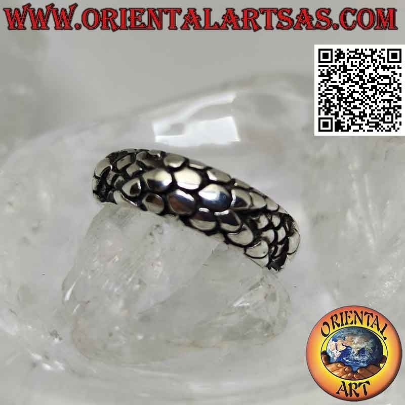Anello in argento a fascia lavorata, pelle squamata di drago