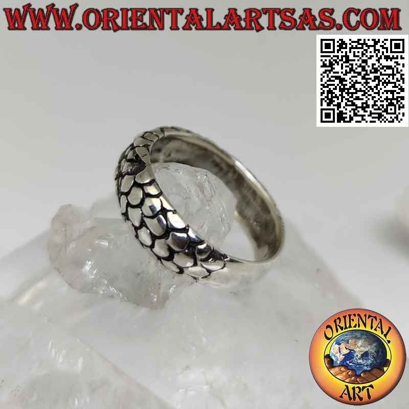 Anello in argento a fascia lavorata, pelle squamata di drago