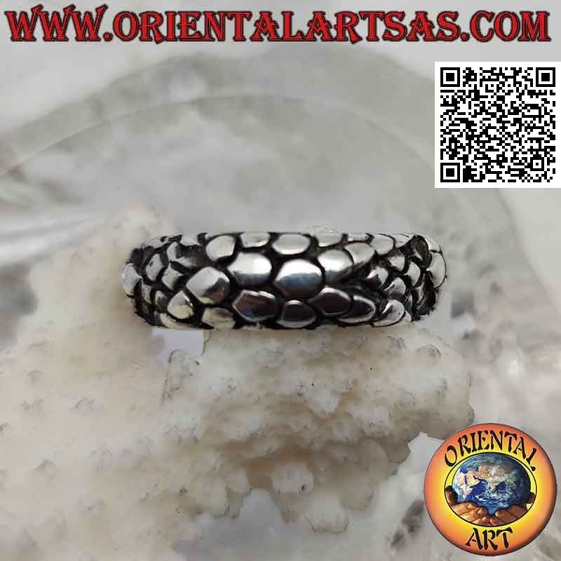 Anillo de plata con banda trabajada, piel de dragón escamada