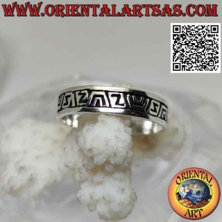 Bague en argent travaillée avec des symboles aztèques gravés