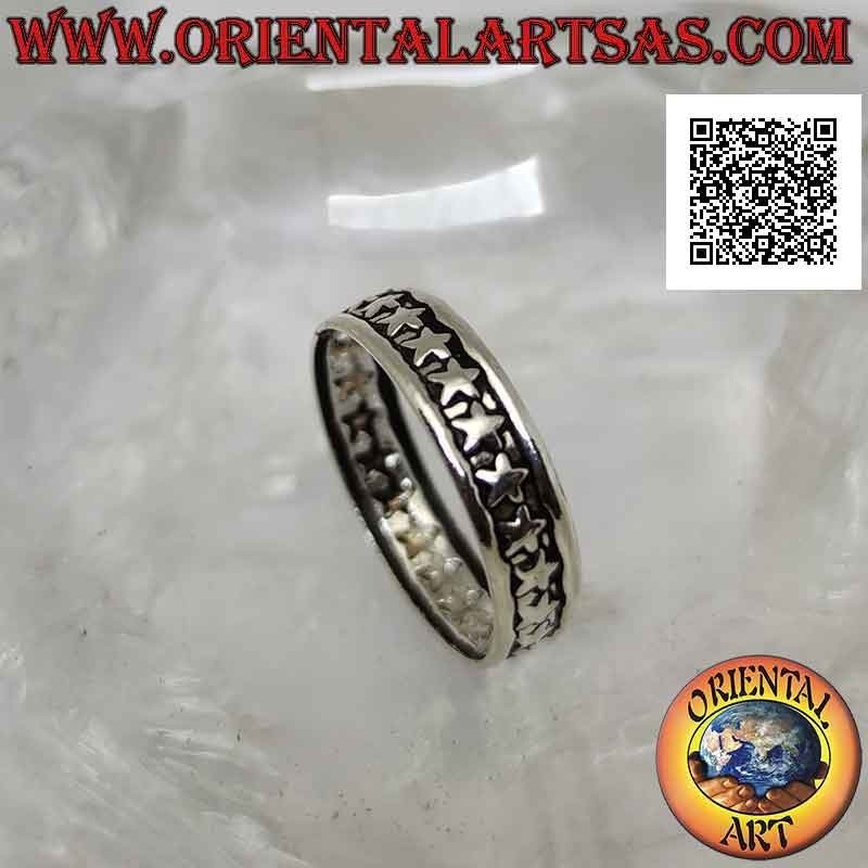 Anillo de plata trabajado con una serie de estrellas en bajorrelieve.