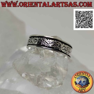 Anello in argento a fascia lavorata con decoro floreale fitto lievemente inciso tra due linee