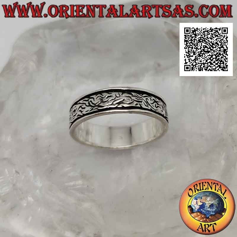 Anillo de plata con banda trabajada con densa decoración floral ligeramente grabada entre dos líneas