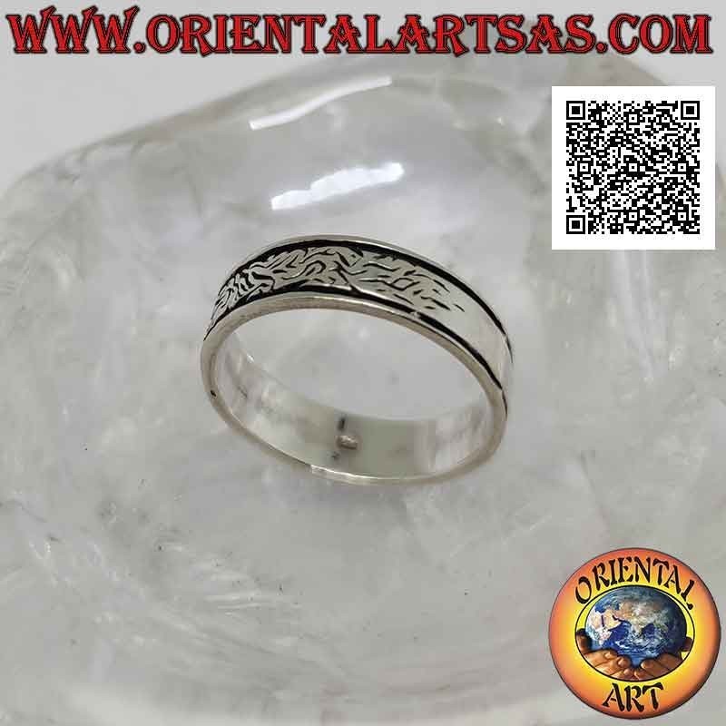 Silberring mit gearbeitetem Band mit dichtem Blumendekor, leicht zwischen zwei Linien graviert