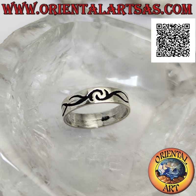 Anello in argento a fascia lavorata con decorazioni maori simmetrica incisa