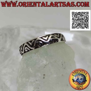 Anello in argento a fascia lavorata con decorazione geometrica di linee spezzate continue e non