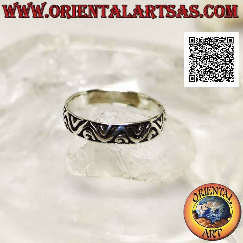 Silver ring with worked band with geometric decoration of continuous and non-continuous broken lines