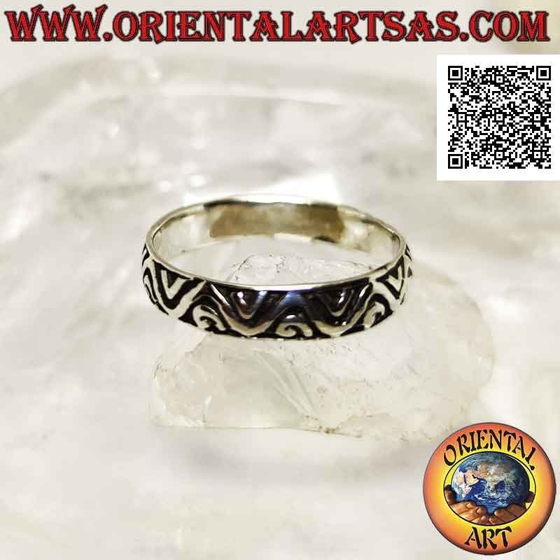 Silver ring with worked band with geometric decoration of continuous and non-continuous broken lines