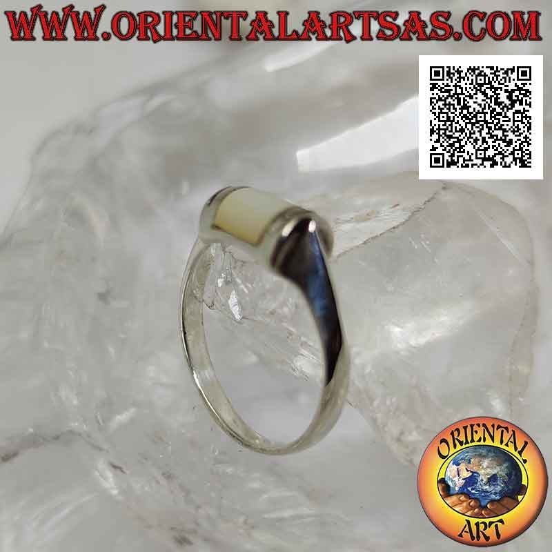 Anello in argento liscio con semi cilindro frontale con madreperla centrale a filo bordo
