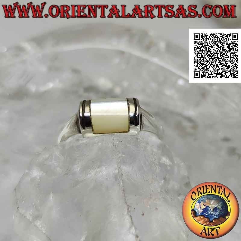 Bague en argent lisse avec demi-cylindre avant avec nacre centrale affleurant le bord