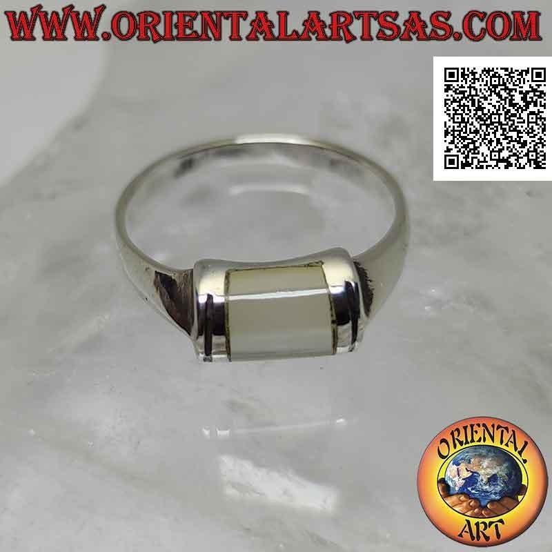 Anello in argento liscio con semi cilindro frontale con madreperla centrale a filo bordo