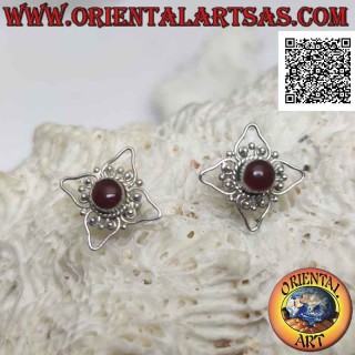 Silberlappenohrringe, vierblättrige durchbrochene Blume mit zentralem Cabochon runder Karneol
