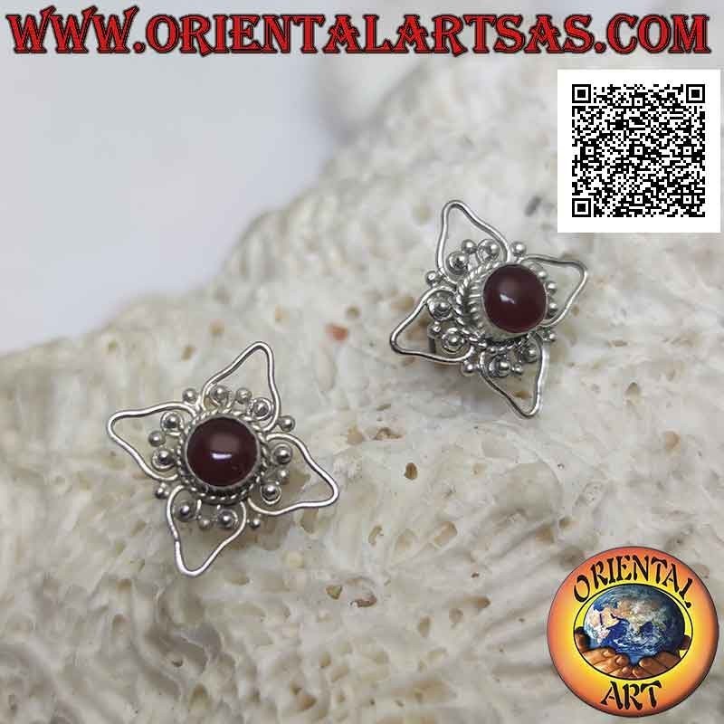 Silberlappenohrringe, vierblättrige durchbrochene Blume mit zentralem Cabochon runder Karneol