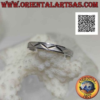 Anello in argento a fascia lavorata, rigato diamantato con linea spezzata incisa