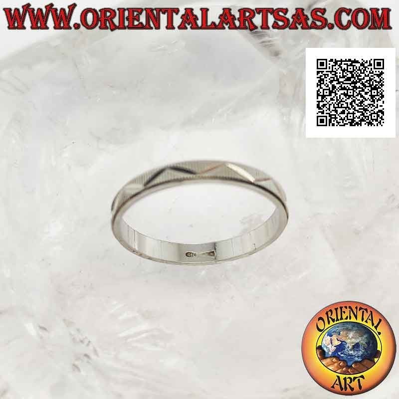 Anello in argento a fascia lavorata, rigato diamantato con linea spezzata incisa
