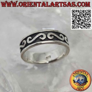Anello in argento a fascia lavorata, "S" greca massiccia in bassorilievo