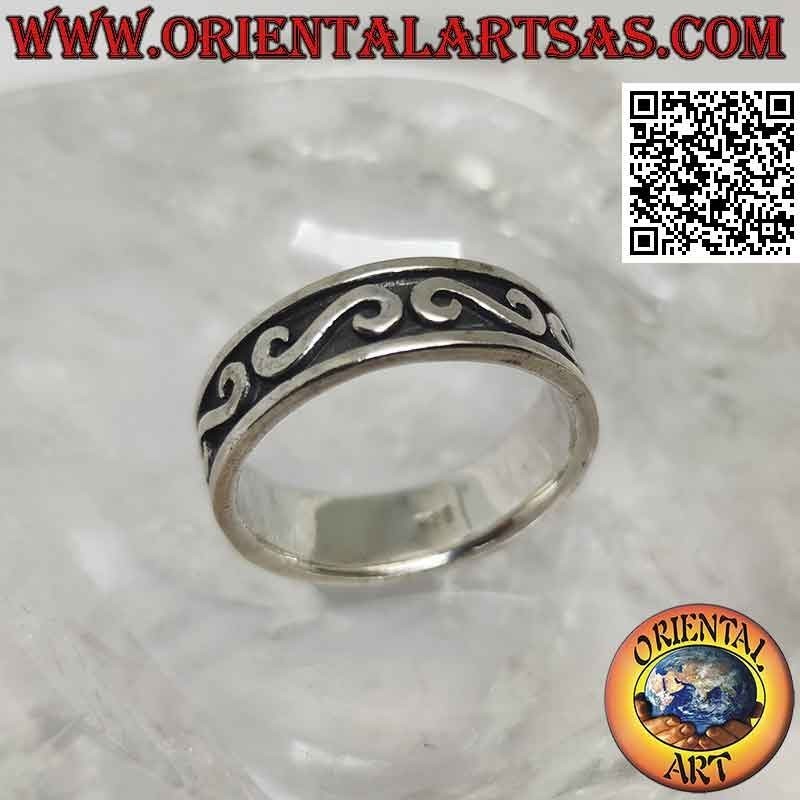 Anillo de plata con banda trabajada, "S" griega maciza en bajorrelieve