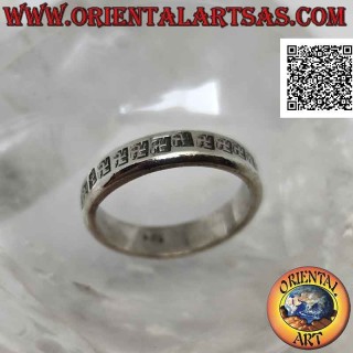 Bague en argent travaillée avec une série de "swasti" hindous (gammata ou croix crochue), symbole de bon augure