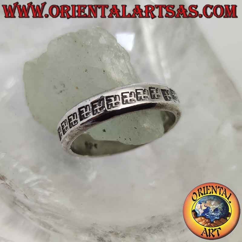 Bague en argent travaillée avec une série de "swasti" hindous (gammata ou croix crochue), symbole de bon augure