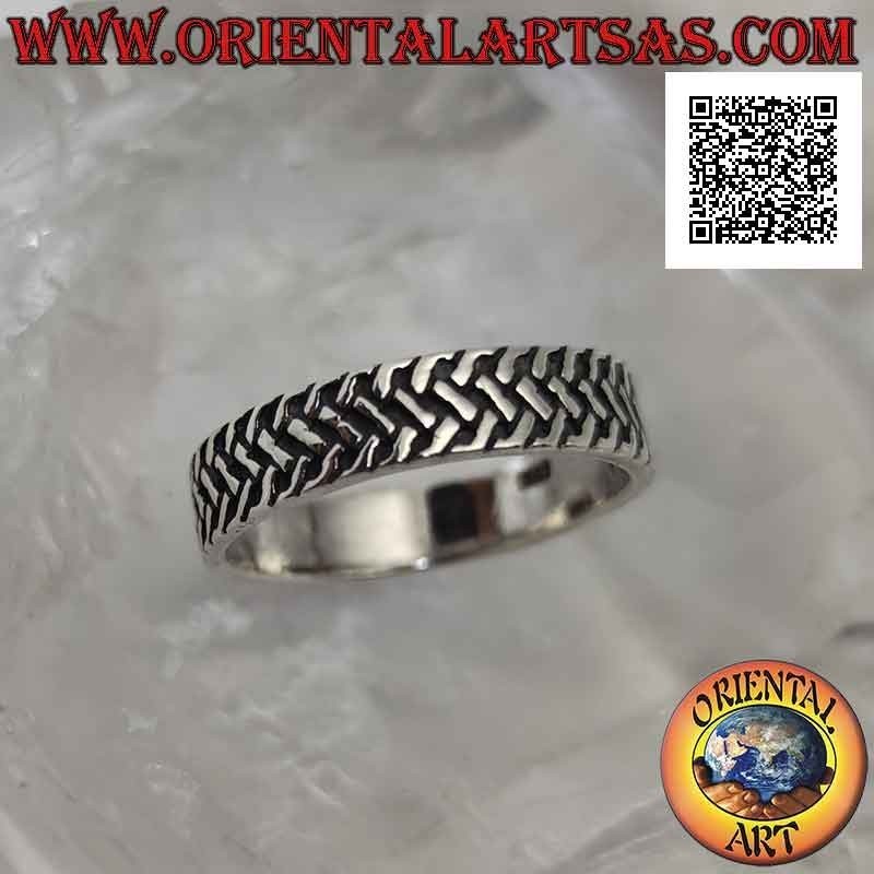 Anillo de plata con banda trabajada con tres filas de segmentos oblicuos entrelazados