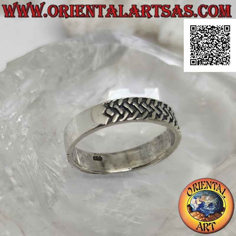 Anillo de plata con banda trabajada con tres filas de segmentos oblicuos entrelazados