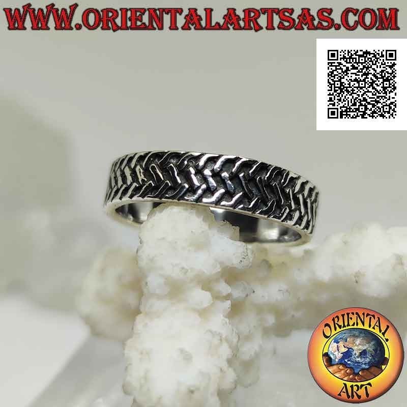 Bague en argent avec bande travaillée avec trois rangées de segments obliques entrelacés