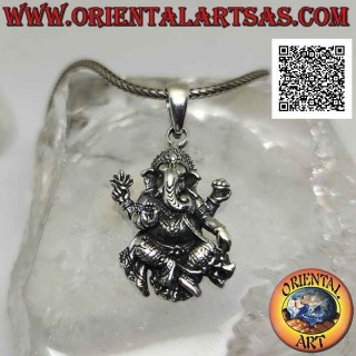 Ciondolo in argento, statua di Ganesha o Ganesh (Dio elefante) nella posizione della Lalitasana.