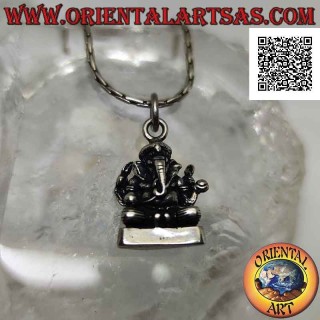 Colgante de plata, estatua de Ganesha o Ganesh (dios elefante) en el altar liso