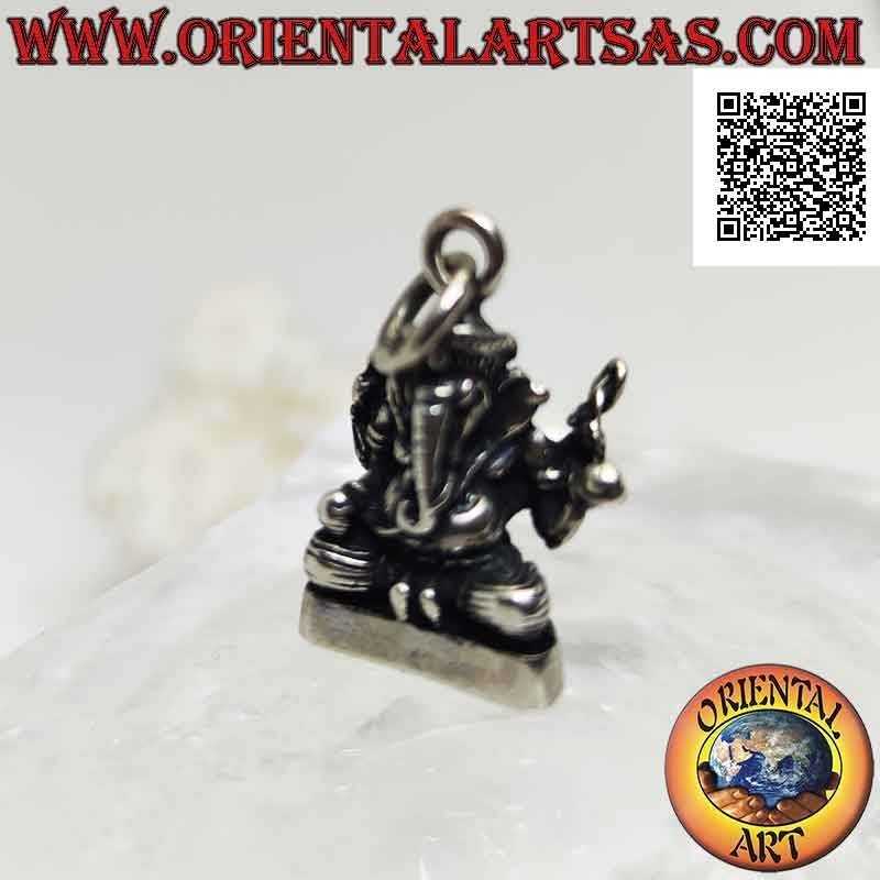 Silberanhänger, Statue von Ganesha oder Ganesh (Elefantengott) auf dem glatten Altar