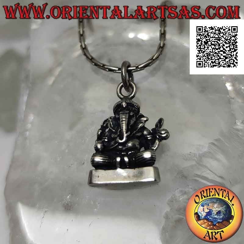 Ciondolo in argento, statua di Ganesha o Ganesh (Dio elefante) sull'altare liscio