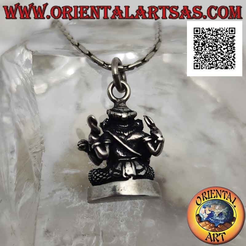 Colgante de plata, estatua de Ganesha o Ganesh (dios elefante) en el altar liso