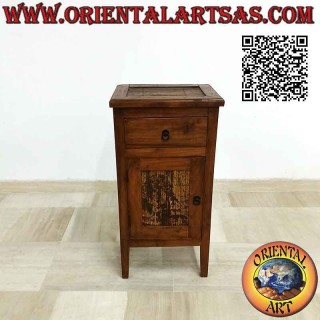 Comodino con cassetto e anta a due ripiani in legno di teak e bambù