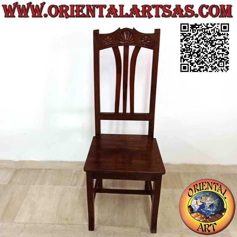 Silla maciza de respaldo alto con tallado superior en madera de teca