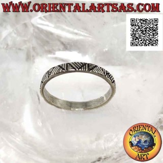Anillo de plata con banda trabajada, decoración de líneas multidireccionales talladas