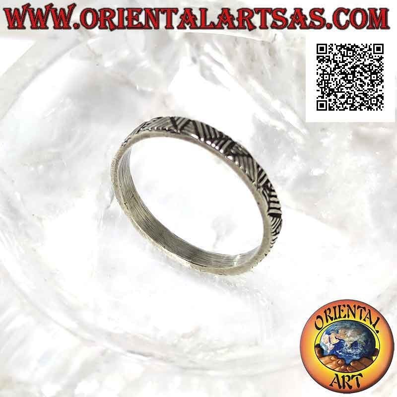 Anillo de plata con banda trabajada, decoración de líneas multidireccionales talladas