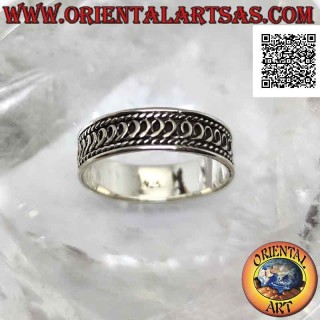 Anillo de plata con banda trabajada, serie infinita de "y" cursiva en bajorrelieve