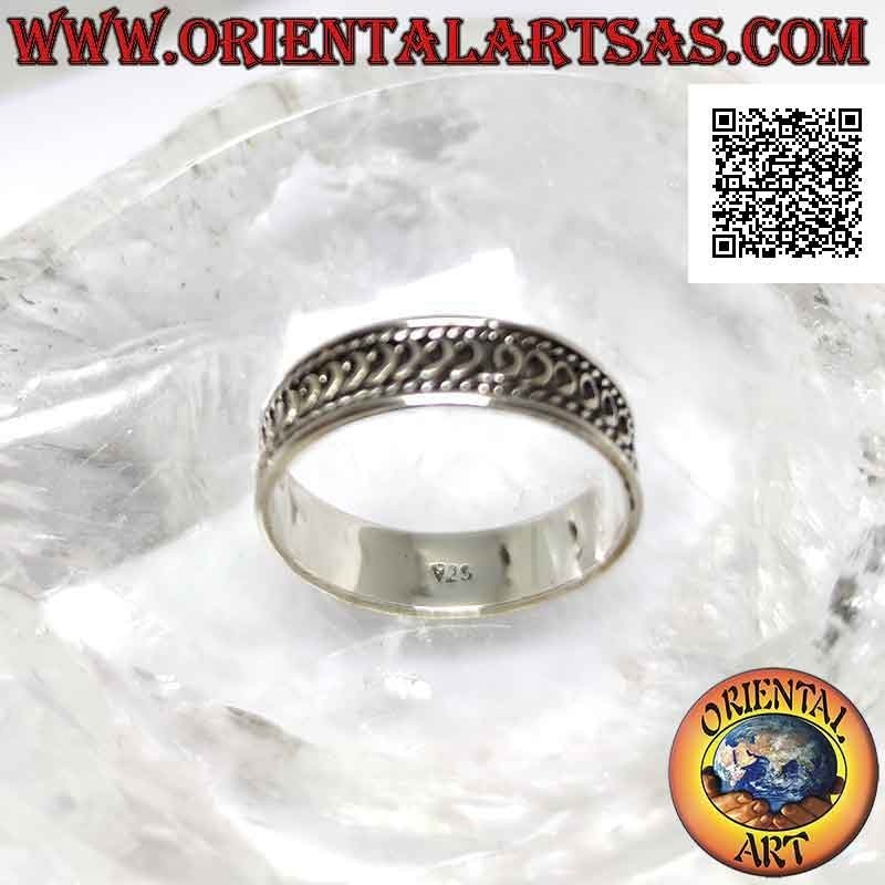 Anello in argento a fascia lavorata, serie infinita di "e" corsivo in bassorilievo