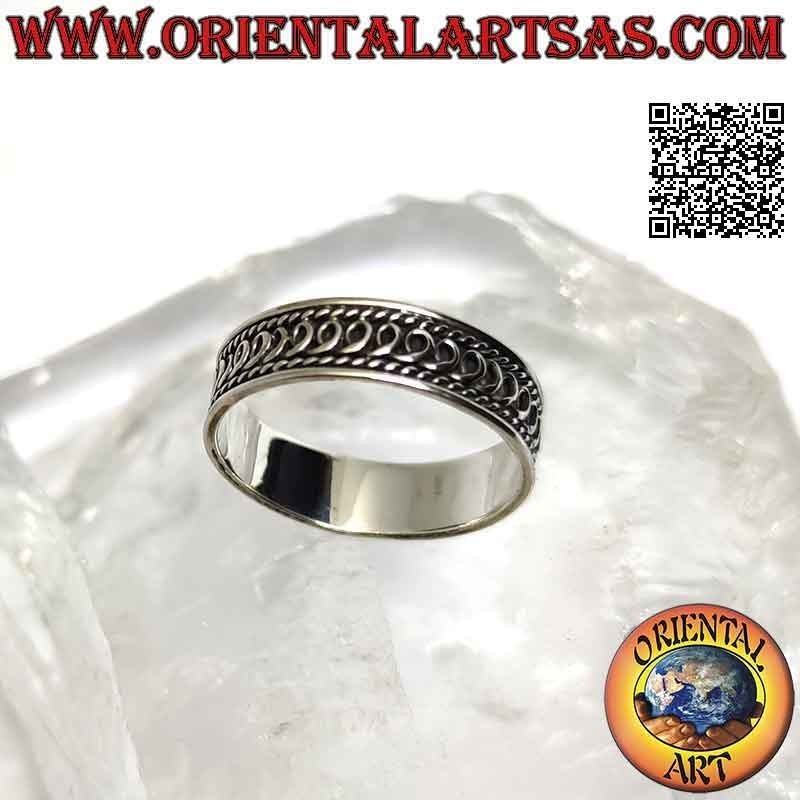 Anello in argento a fascia lavorata, serie infinita di "e" corsivo in bassorilievo