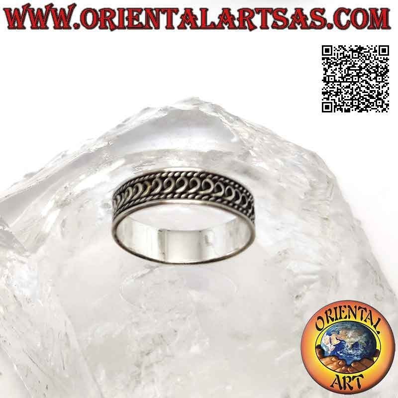 Anillo de plata con banda trabajada, serie infinita de "y" cursiva en bajorrelieve