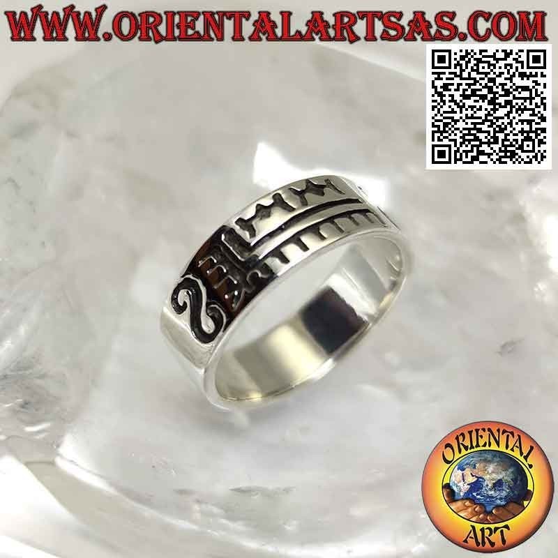 Anello in argento a fascia lavorata, decoro geometrico inciso tra "S"