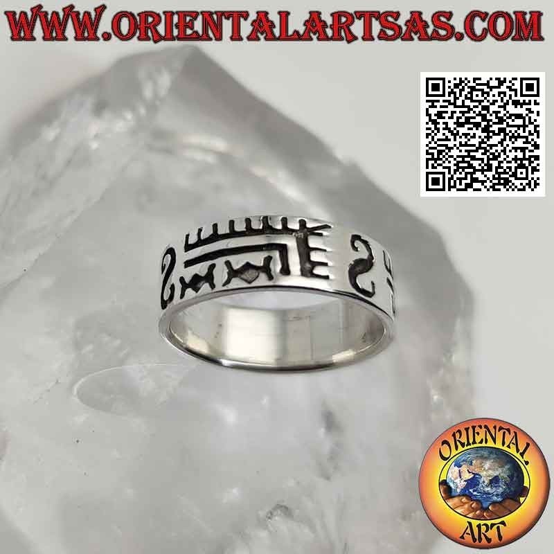 Anello in argento a fascia lavorata, decoro geometrico inciso tra "S"